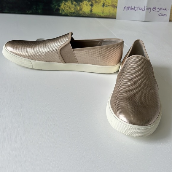 Vince textured gold fabric 10M(40) slip on flats - Picture 2 of 16